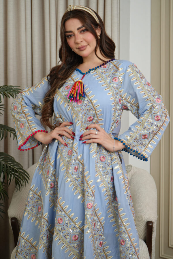 ⁦جلابيه سماوي بترتر على شكل خطوط⁩ - الصورة ⁦5⁩