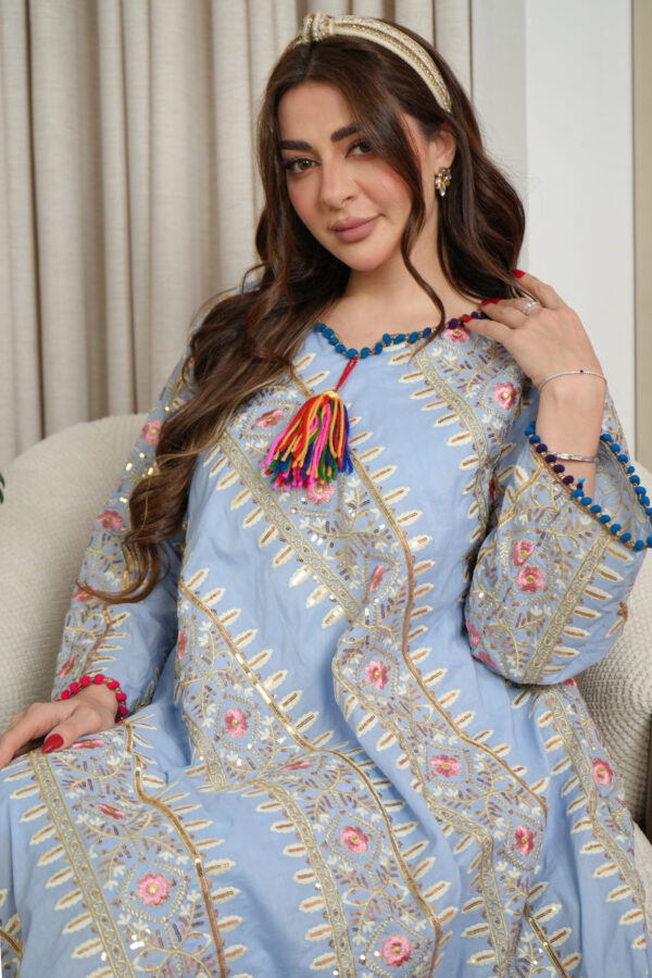 ⁦جلابيه سماوي بترتر على شكل خطوط⁩ - الصورة ⁦3⁩