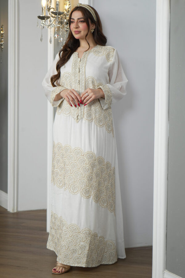 ⁦جلابيه ابيض خليجيه بتصميم مبتكرر من امام⁩ - الصورة ⁦5⁩