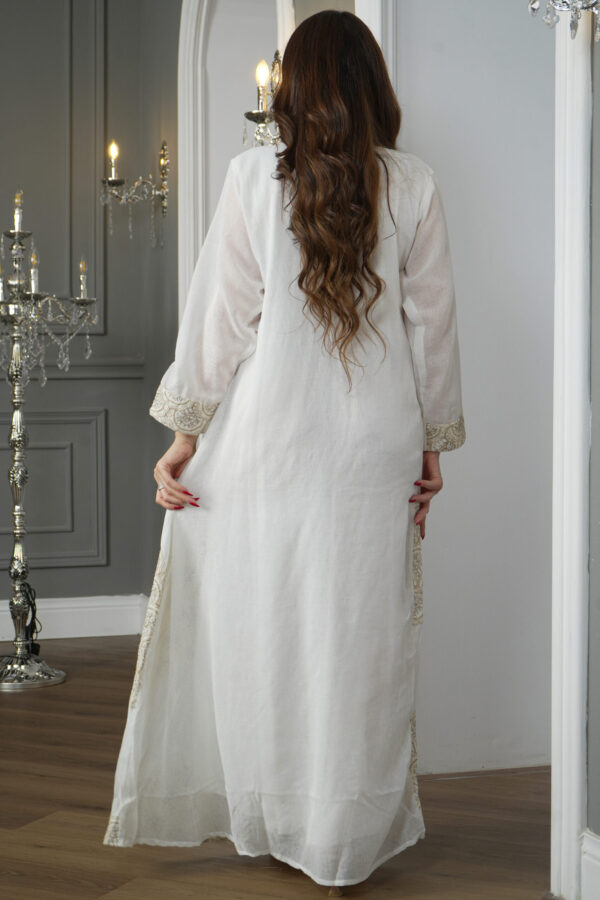 ⁦جلابيه ابيض خليجيه بتصميم مبتكرر من امام⁩ - الصورة ⁦6⁩