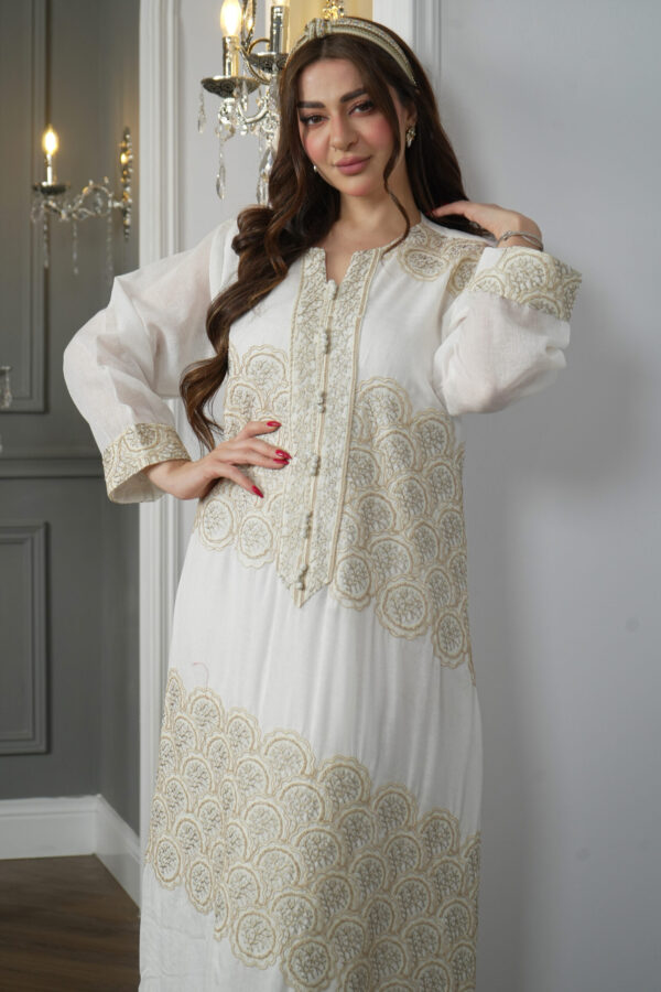 ⁦جلابيه ابيض خليجيه بتصميم مبتكرر من امام⁩ - الصورة ⁦2⁩