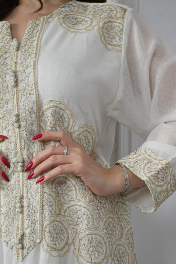 ⁦جلابيه ابيض خليجيه بتصميم مبتكرر من امام⁩ - الصورة ⁦3⁩