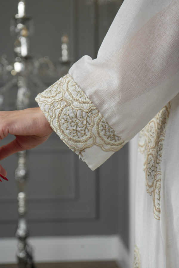 ⁦جلابيه ابيض خليجيه بتصميم مبتكرر من امام⁩ - الصورة ⁦4⁩