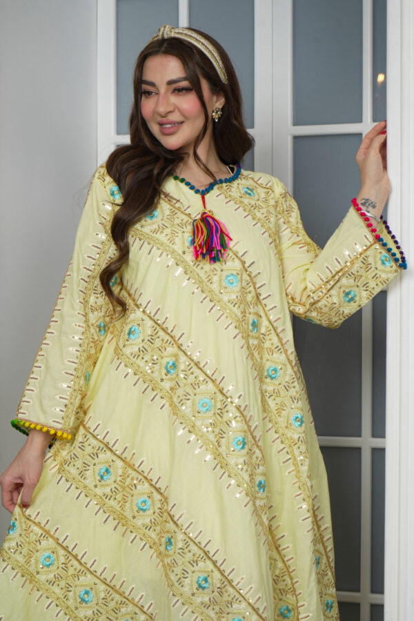 ⁦جلابيه اصفر بترتر على شكل خطوط⁩ - الصورة ⁦5⁩