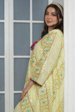 ⁦جلابيه اصفر بترتر على شكل خطوط⁩ - الصورة ⁦4⁩