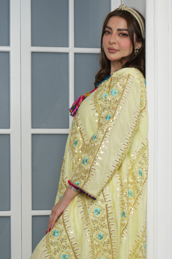 ⁦جلابيه اصفر بترتر على شكل خطوط⁩ - الصورة ⁦4⁩