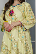 ⁦جلابيه اصفر بترتر على شكل خطوط⁩ - الصورة ⁦2⁩