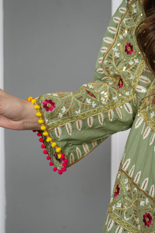 ⁦جلابيه اخضر بترتر على شكل خطوط⁩ - الصورة ⁦3⁩