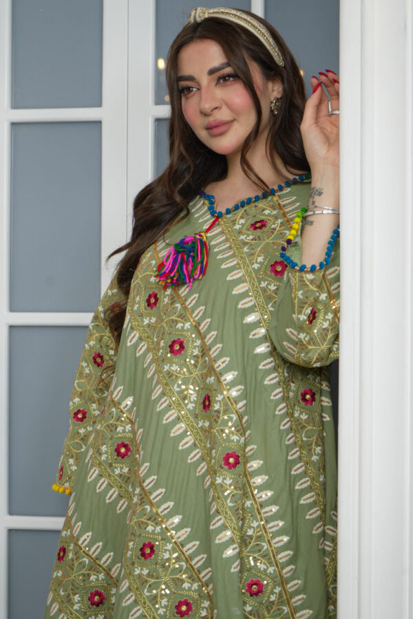 ⁦جلابيه اخضر بترتر على شكل خطوط⁩ - الصورة ⁦6⁩