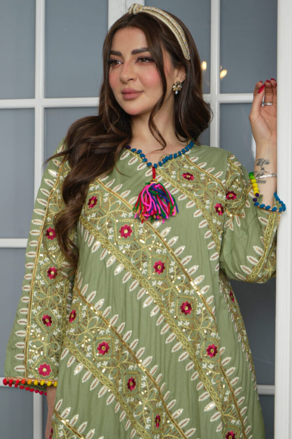 ⁦جلابيه اخضر بترتر على شكل خطوط⁩ - الصورة ⁦2⁩