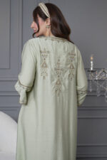 ⁦جلابيه تيفاني عمليه مطرز ببني من حلق و بدايه الكم⁩ - الصورة ⁦5⁩