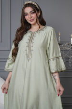 جلابيه تيفاني عمليه مطرز ببني من حلق و بدايه الكم