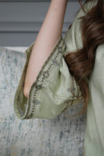 ⁦جلابيه تيفاني عمليه مطرز ببني من حلق و بدايه الكم⁩ - الصورة ⁦8⁩