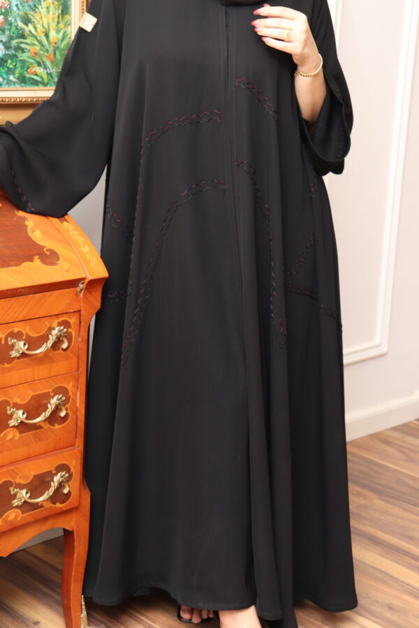 ⁦عباية كلوش منسوجة بقماش نواعم مطرزه بخيوط مخفى⁩ - الصورة ⁦3⁩