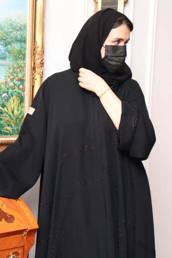 ⁦عباية كلوش منسوجة بقماش نواعم مطرزه بخيوط مخفى⁩ - الصورة ⁦2⁩