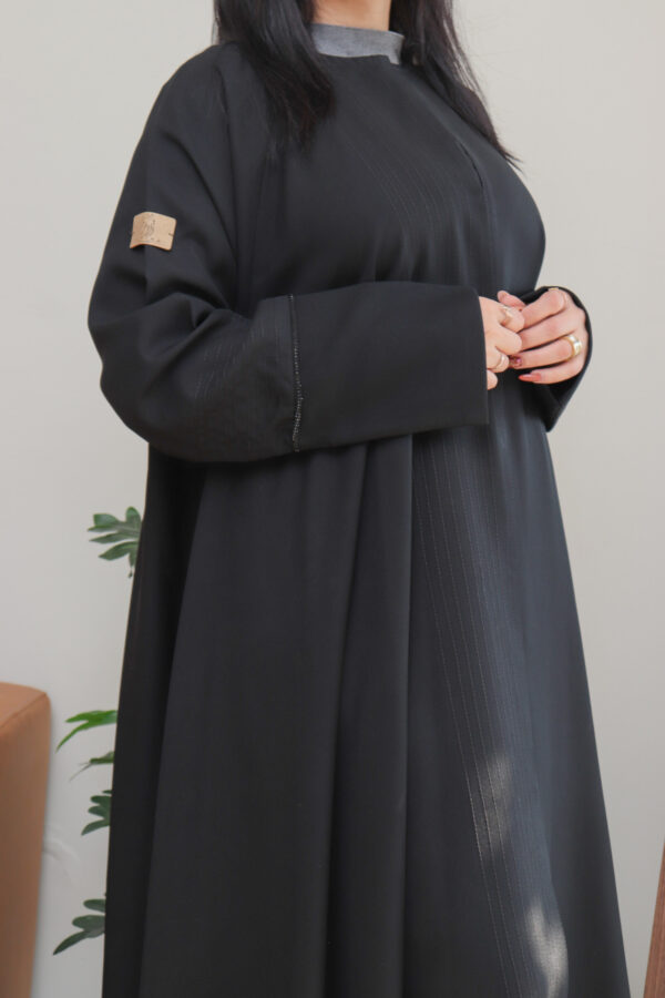 ⁦عباية كلوش منسوجة بقماش منى ميد⁩ - الصورة ⁦5⁩