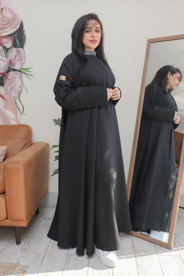 ⁦عباية كلوش منسوجة بقماش منى ميد⁩ - الصورة ⁦2⁩