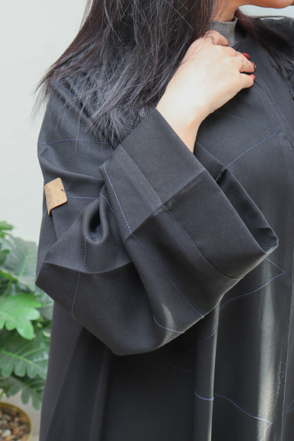 ⁦عباية كلوش منسوجة بقماش منى ميد  مطرزه بخيوط مخفى⁩ - الصورة ⁦5⁩