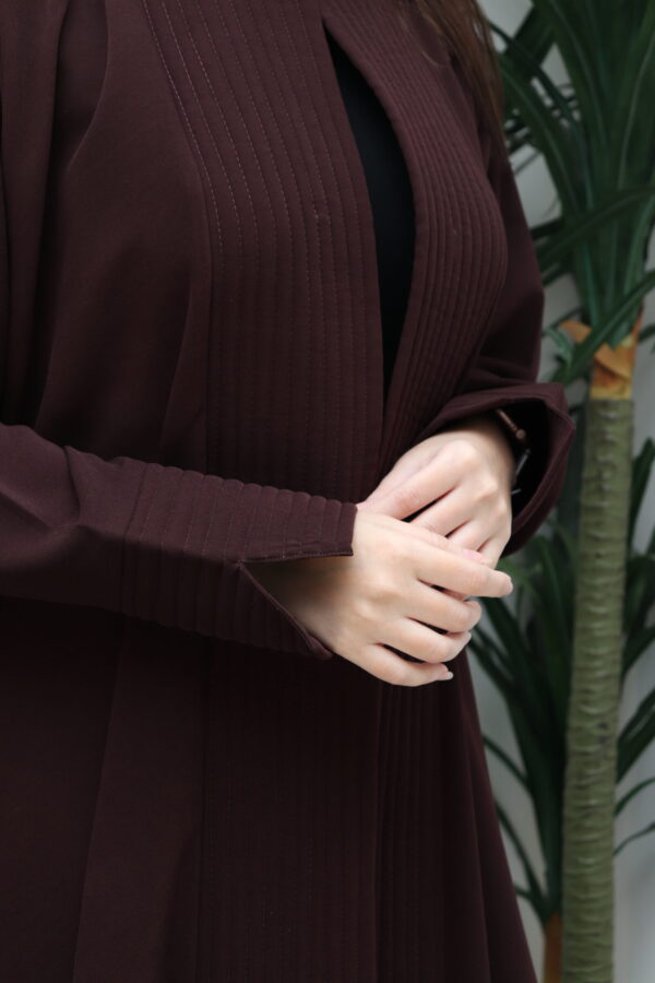 ⁦عبايه بني ناعمة بكسرة من الخلف⁩ - الصورة ⁦2⁩