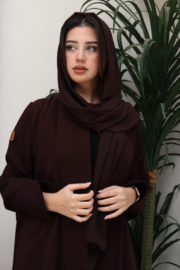 ⁦عبايه بني ناعمة بكسرة من الخلف⁩ - الصورة ⁦3⁩