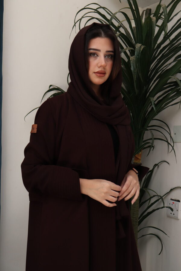 ⁦عبايه بني ناعمة بكسرة من الخلف⁩ - الصورة ⁦4⁩