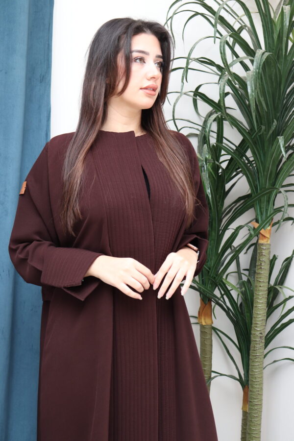 ⁦عبايه بني ناعمة بكسرة من الخلف⁩ - الصورة ⁦5⁩