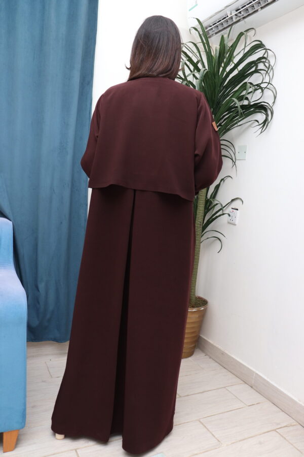 ⁦عبايه بني ناعمة بكسرة من الخلف⁩ - الصورة ⁦6⁩