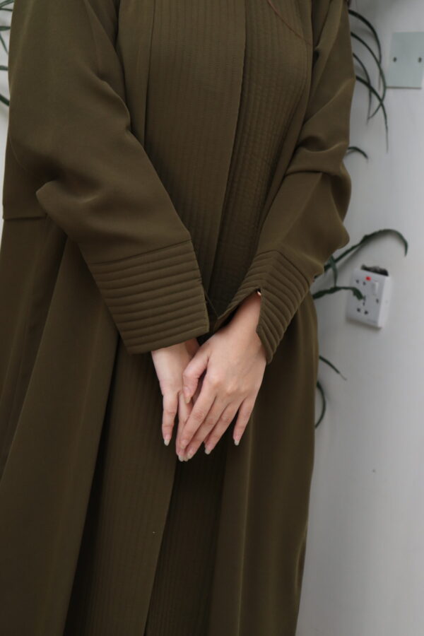 ⁦عبايه زيتي ناعمة بكسرة من الخلف⁩ - الصورة ⁦2⁩