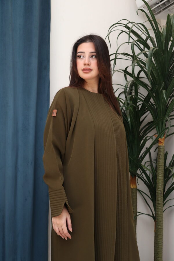 ⁦عبايه زيتي ناعمة بكسرة من الخلف⁩ - الصورة ⁦3⁩