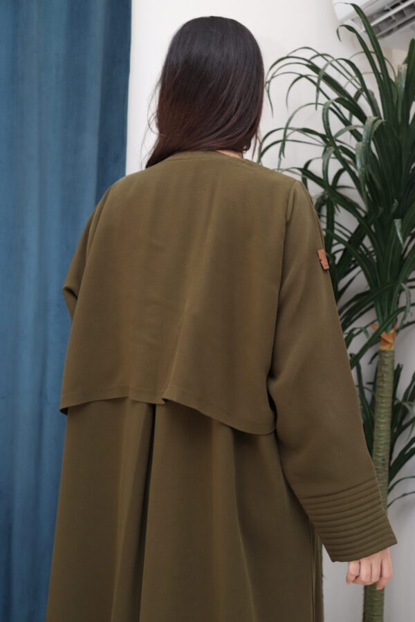 ⁦عبايه زيتي ناعمة بكسرة من الخلف⁩ - الصورة ⁦4⁩