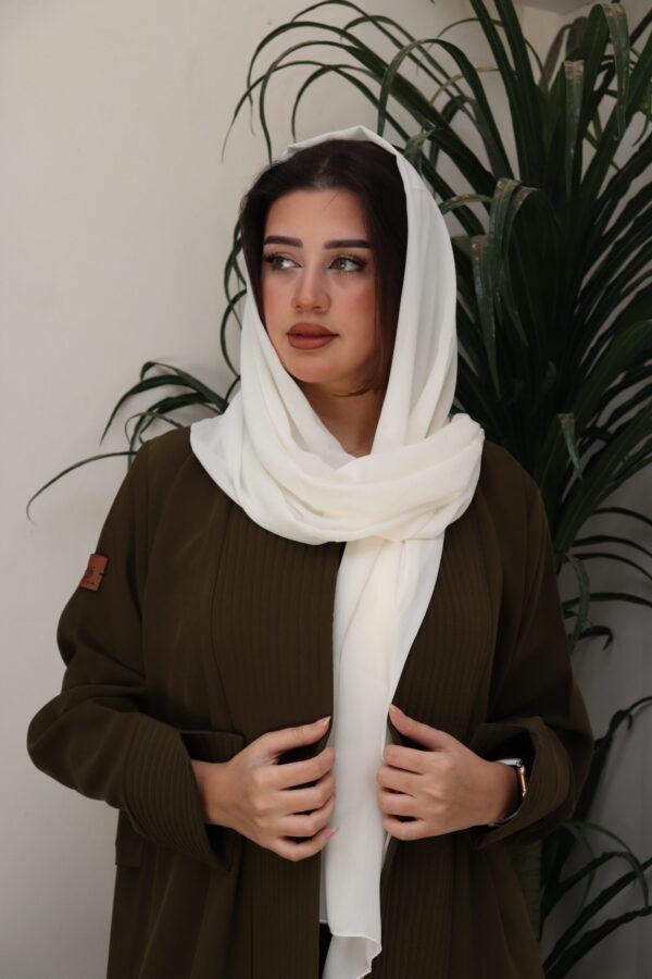 ⁦عبايه زيتي ناعمة بكسرة من الخلف⁩ - الصورة ⁦5⁩