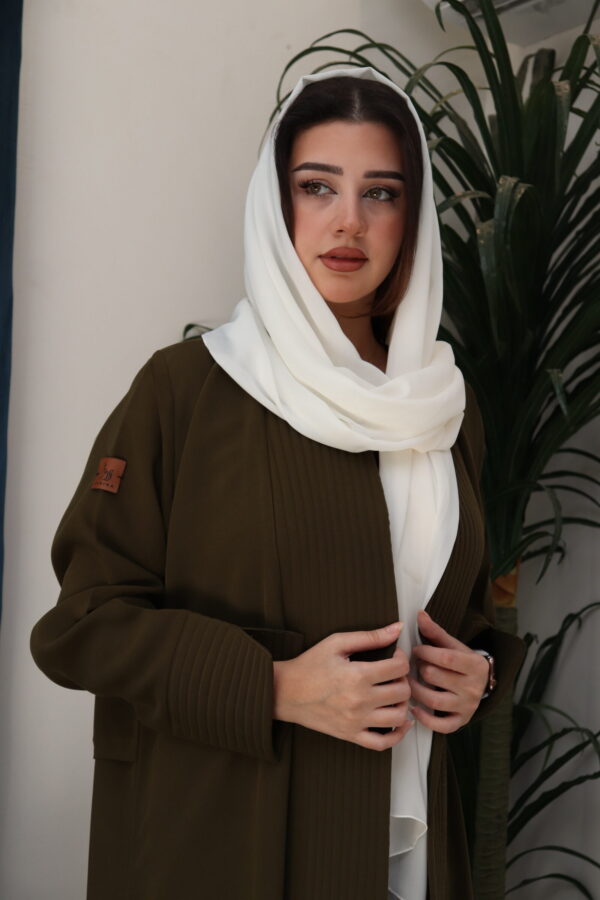 ⁦عبايه زيتي ناعمة بكسرة من الخلف⁩ - الصورة ⁦6⁩