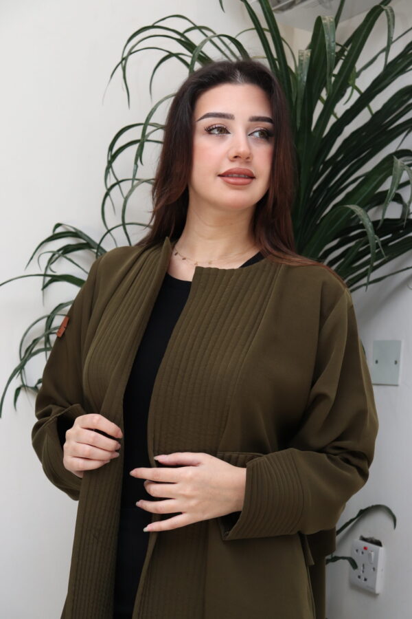 ⁦عبايه زيتي ناعمة بكسرة من الخلف⁩ - الصورة ⁦7⁩