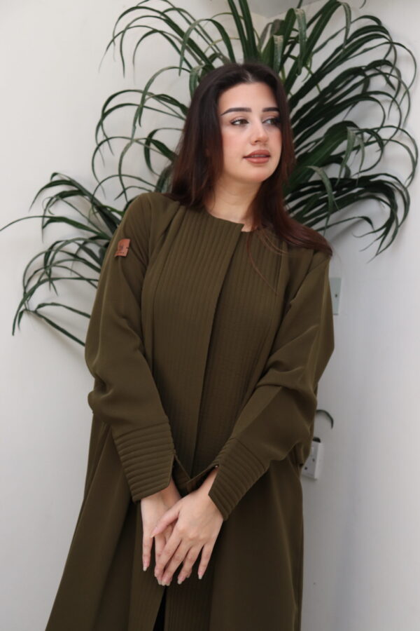 ⁦عبايه زيتي ناعمة بكسرة من الخلف⁩ - الصورة ⁦8⁩