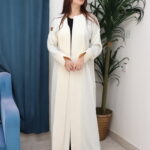 عبايه بيج ناعمة بكسرة من الخلف