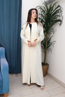 عبايه بيج ناعمة بكسرة من الخلف