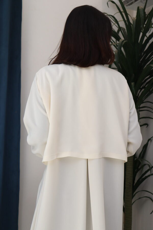 ⁦عبايه بيج ناعمة بكسرة من الخلف⁩ - الصورة ⁦3⁩