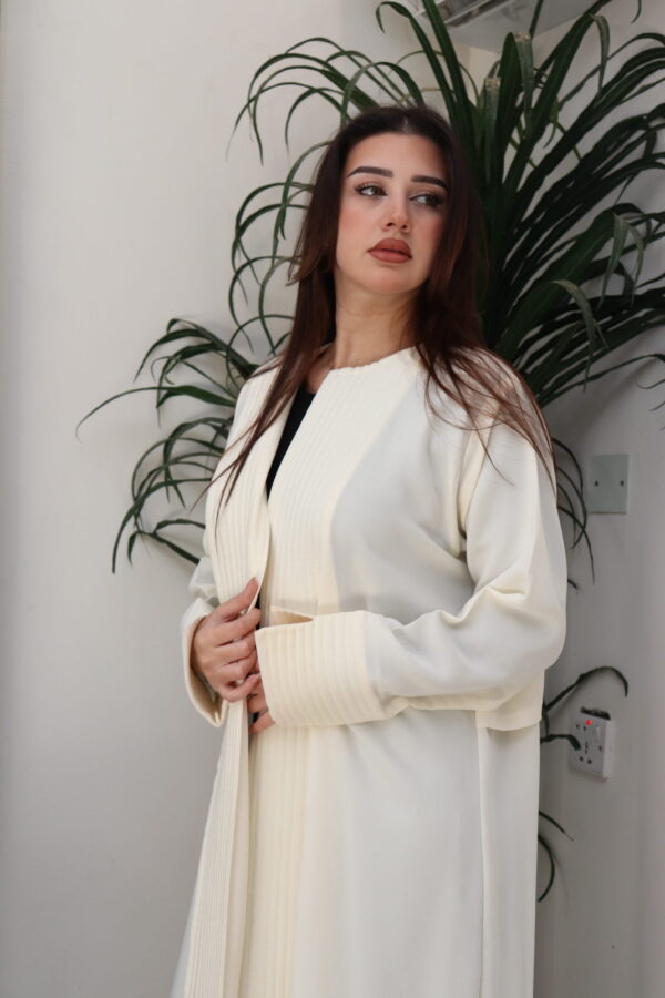 ⁦عبايه بيج ناعمة بكسرة من الخلف⁩ - الصورة ⁦5⁩