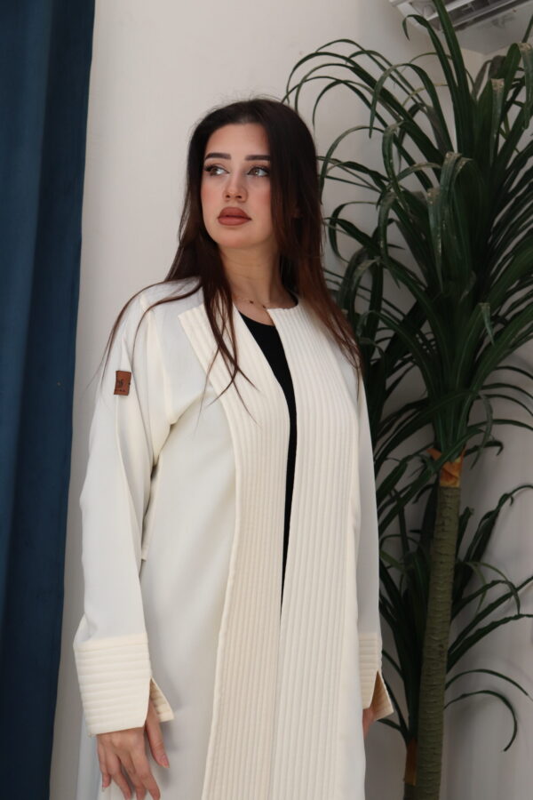 ⁦عبايه بيج ناعمة بكسرة من الخلف⁩ - الصورة ⁦6⁩