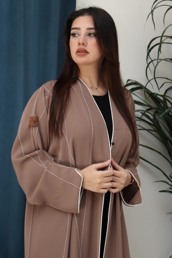 ⁦عباية ملون بيج بياقه قيطان ناعم بدق زي بلون ابيض⁩ - الصورة ⁦2⁩