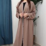 عباية ملون بيج بياقه قيطان ناعم بدق زي بلون ابيض