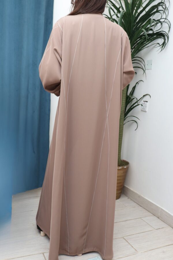 ⁦عباية ملون بيج بياقه قيطان ناعم بدق زي بلون ابيض⁩ - الصورة ⁦5⁩