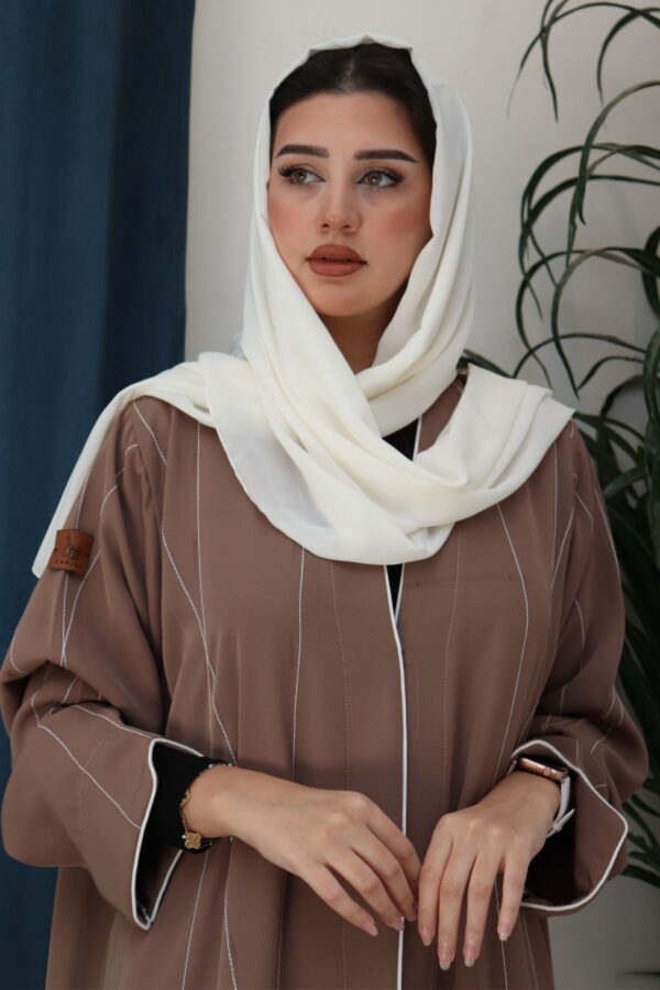 ⁦عباية ملون بيج بياقه قيطان ناعم بدق زي بلون ابيض⁩ - الصورة ⁦4⁩