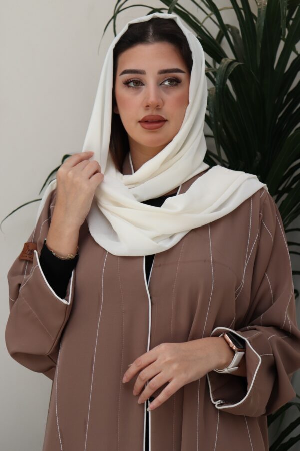 ⁦عباية ملون بيج بياقه قيطان ناعم بدق زي بلون ابيض⁩ - الصورة ⁦7⁩