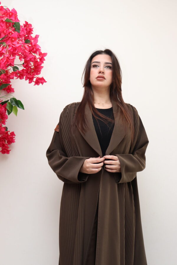 ⁦عبايه لياقه زيتي بكسر من اجناب⁩ - الصورة ⁦7⁩