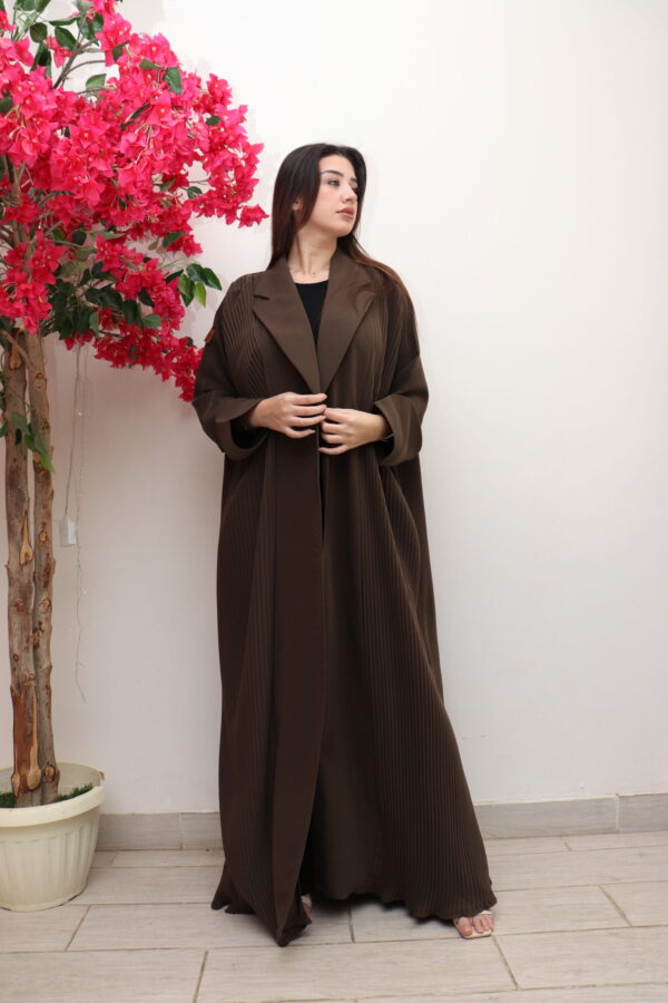 ⁦عبايه لياقه زيتي بكسر من اجناب⁩ - الصورة ⁦3⁩