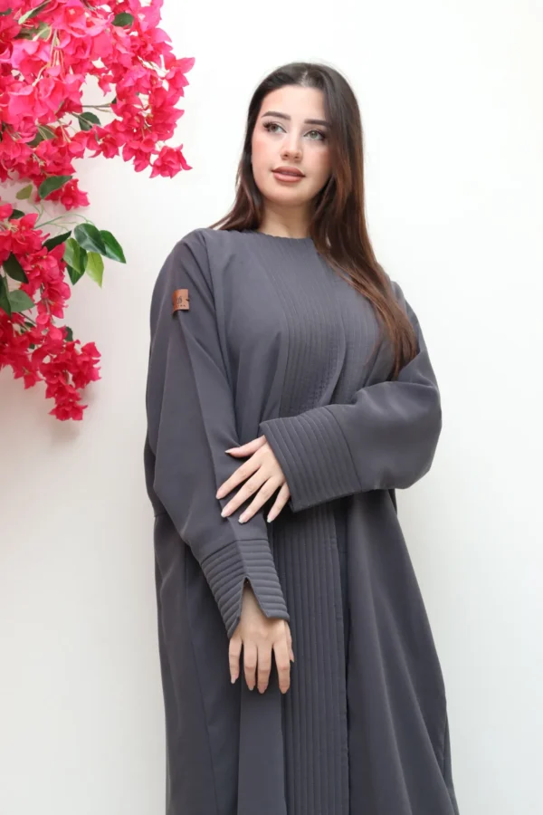 عبايه رمادي ناعمة بكسرة من الخلف
