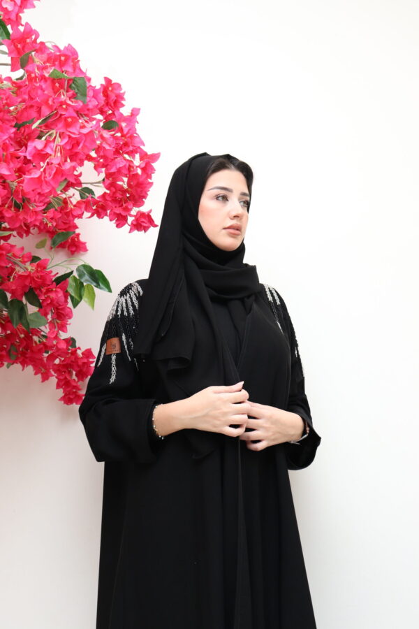 ⁦عبايه اسود بشك اسود وابيض من اكتاف⁩ - الصورة ⁦3⁩