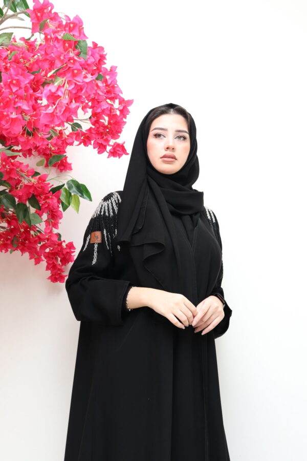 ⁦عبايه اسود بشك اسود وابيض من اكتاف⁩ - الصورة ⁦2⁩