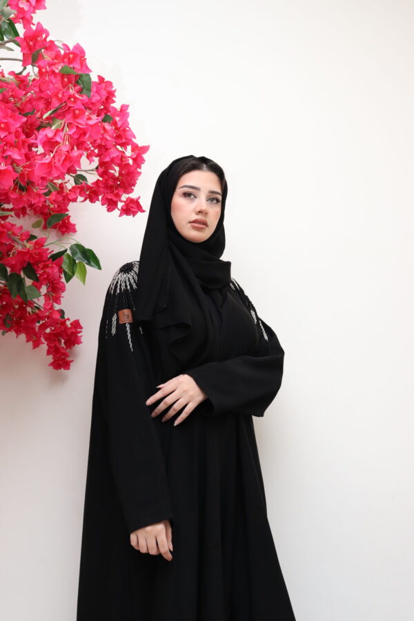 ⁦عبايه اسود بشك اسود وابيض من اكتاف⁩ - الصورة ⁦4⁩